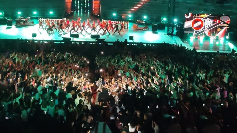 Alfa tra il pubblico - apertura Future Hits Live 2025 - Arena di Verona