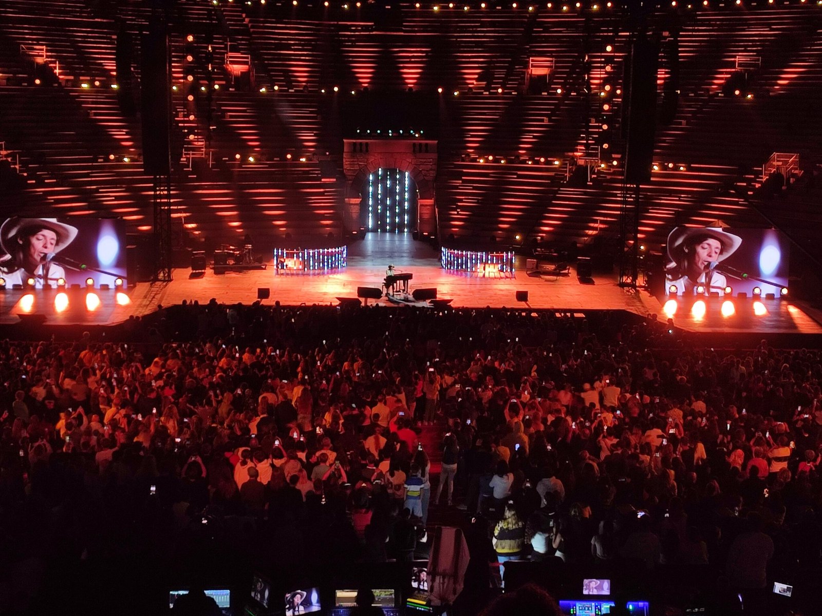 Lucio Corsi - Future Hits Live 2025 - Arena di Verona